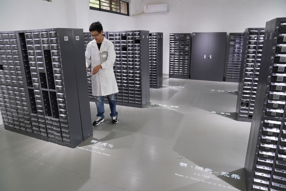 ↑工作人員在古陶瓷基因庫(kù)里工作（2023年5月16日攝）。
