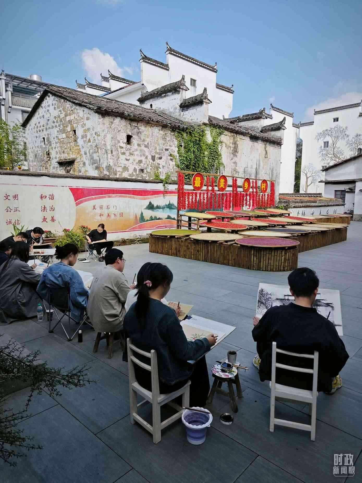 △來自中國美術學院的同學在石門村寫生。（總臺央視記者郁振一拍攝）