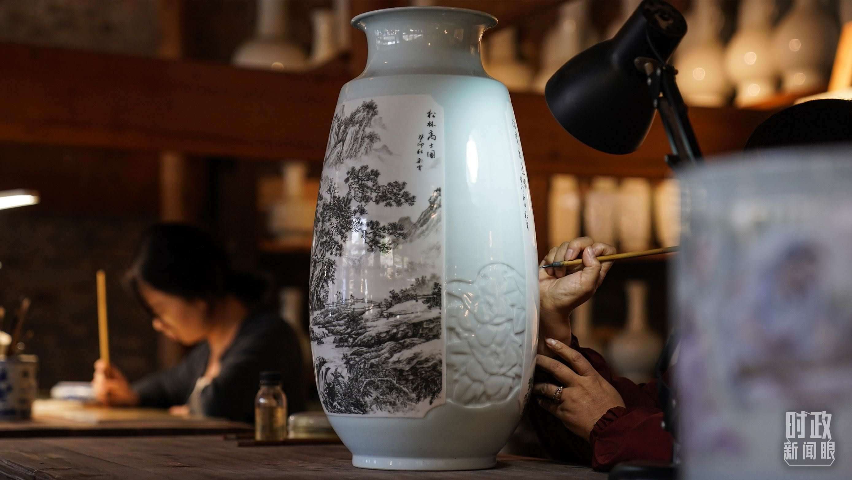 △陶瓷畫師正在繪制瓷器。（總臺國廣記者李晉拍攝）