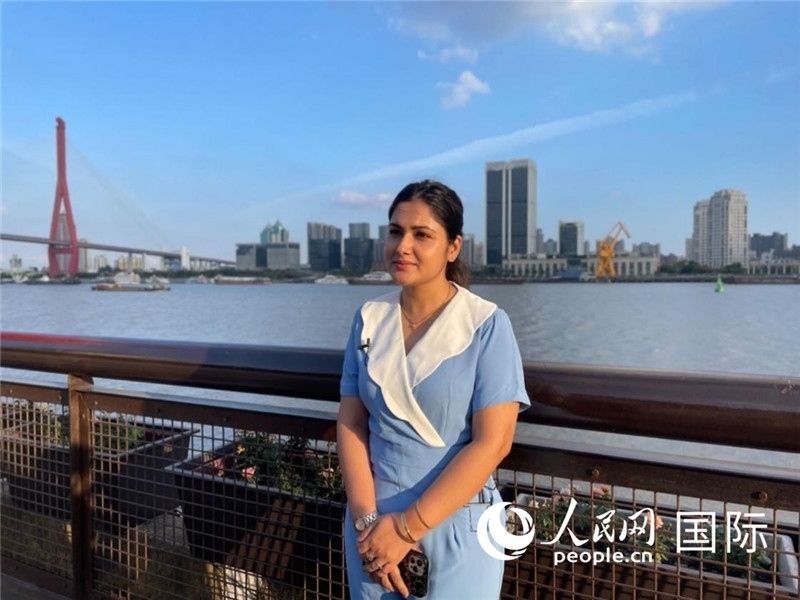 孟加拉國Channel24電視頻道主持人伊斯拉特·阿敏在上海市楊浦濱江接受采訪。 人民網(wǎng)記者 張榮攝