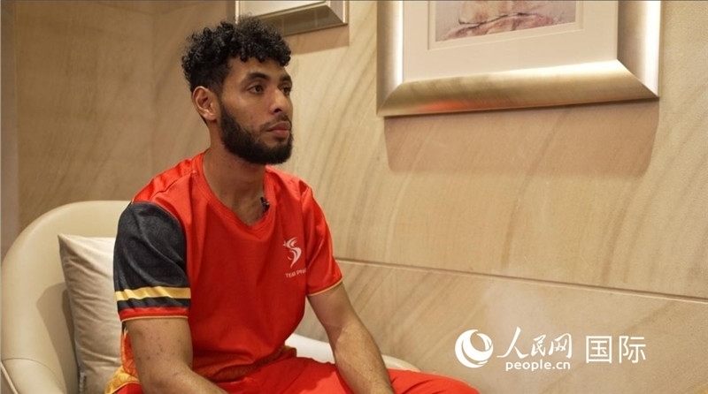 巴布亞新幾內(nèi)亞乒乓球國家隊隊員杰弗瑞·羅伊接受采訪。 人民網(wǎng) 彭昱凱攝