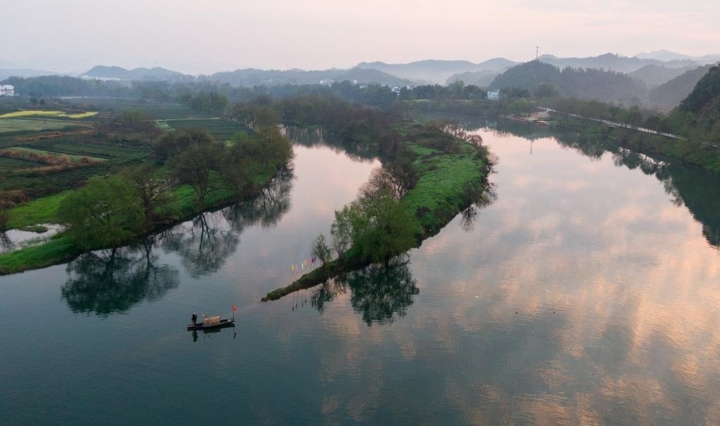 2021年3月15日拍攝的婺源月亮灣旅游公園，石門自然村坐落于此。新華社記者 胡晨歡 攝