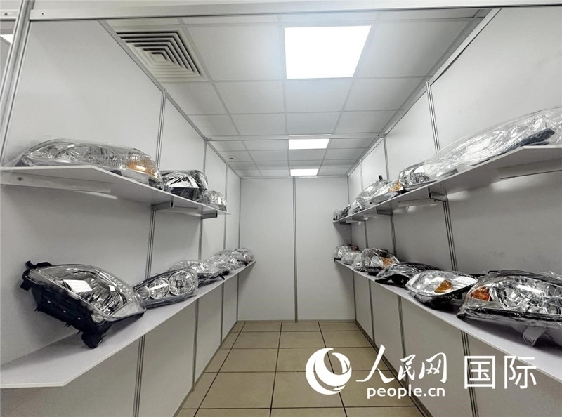 在位于莫斯科格林伍德國際貿(mào)易中心的浙江寧波優(yōu)質(zhì)商品展銷中心內(nèi)，展示著來自浙江寧波慈溪市的汽車配件樣品。人民網(wǎng)記者 申佳平攝