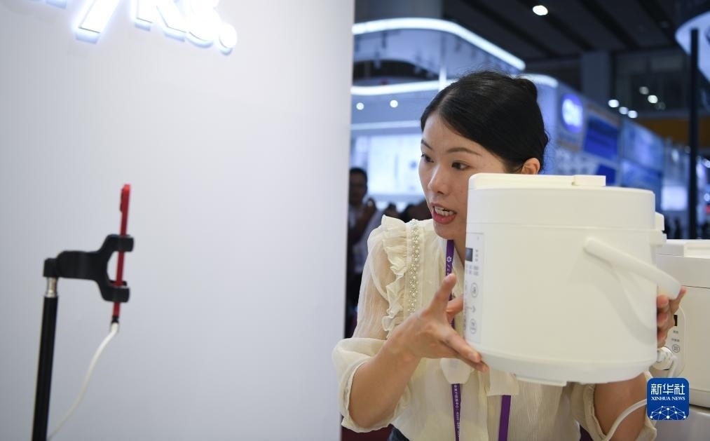 10月15日，參展的工作人員在展臺直播介紹家電產(chǎn)品。新華社記者 鄧華 攝