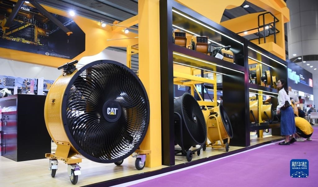 10月15日，參觀者在了解一家美國參展商的產(chǎn)品。新華社記者 鄧華 攝