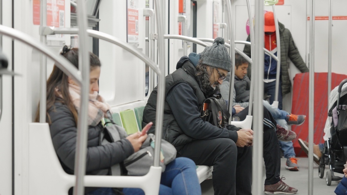 阿根廷布宜諾斯艾利斯市，乘客們乘坐A線地鐵從郊區(qū)前往市內(nèi)。人民網(wǎng)記者 張若涵攝