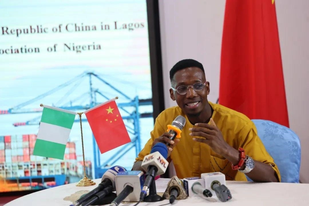 尼日利亞孔子學(xué)院留華同學(xué)會(huì)會(huì)長(zhǎng)吳文仲分享經(jīng)驗(yàn)。駐拉各館總領(lǐng)館供圖