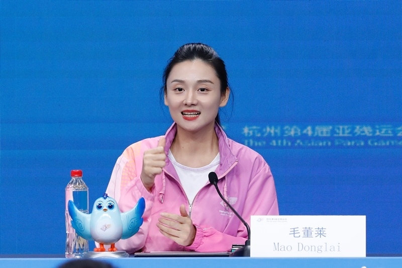 杭州市殘疾人綜合服務(wù)中心干事毛董萊介紹成為亞殘運會火炬手的經(jīng)歷。杭州亞殘組委供圖