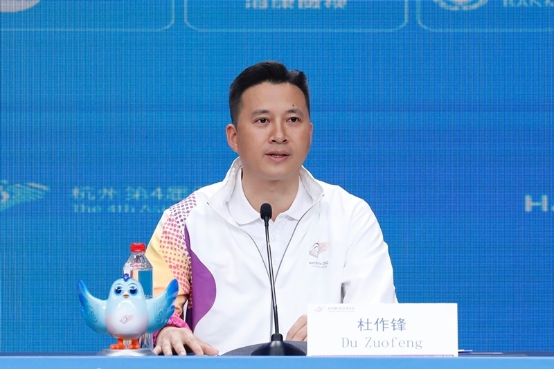 杭州亞殘運會火炬?zhèn)鬟f指揮中心副指揮長杜作鋒介紹火炬?zhèn)鬟f工作安排。杭州亞殘組委供圖