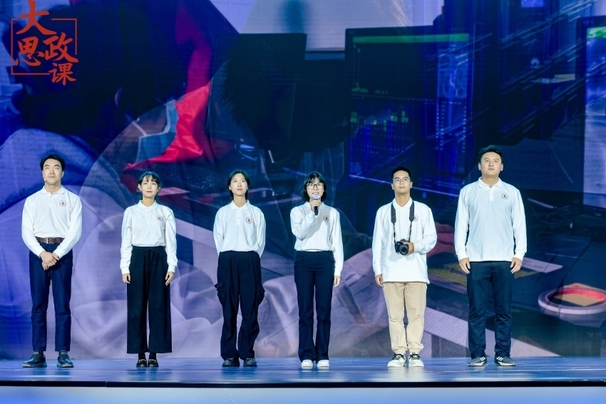 四川大學(xué)三星堆遺址考古隊(duì)隊(duì)長、考古文博學(xué)院教授黎海超和四川大學(xué)三星堆遺址考古隊(duì)隊(duì)員們