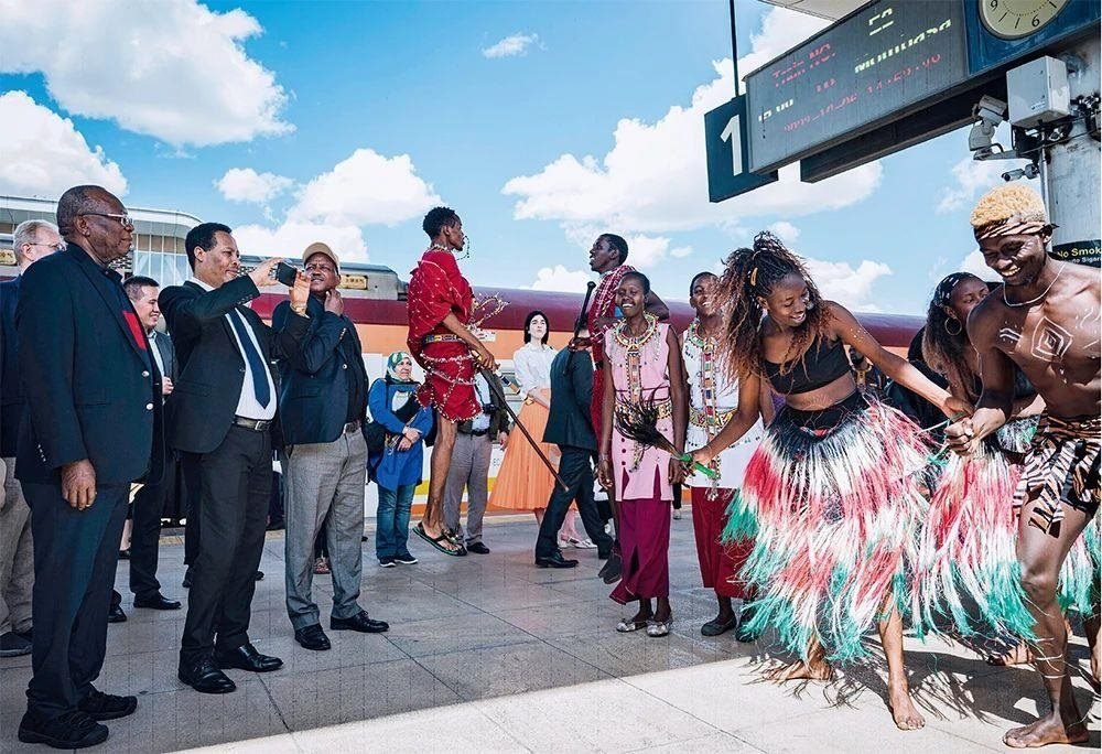 △2023年10月6日，多國駐肯使節(jié)在肯尼亞內(nèi)羅畢的蒙內(nèi)鐵路內(nèi)羅畢站觀看文藝演出。