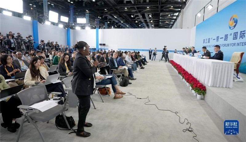 10月16日，第三屆“一帶一路”國(guó)際合作高峰論壇新聞中心在北京國(guó)家會(huì)議中心舉行首場(chǎng)吹風(fēng)會(huì)，邀請(qǐng)自然資源部國(guó)際合作司和相關(guān)單位負(fù)責(zé)人介紹有關(guān)情況，并回答記者提問。新華社記者 王毓國(guó)攝