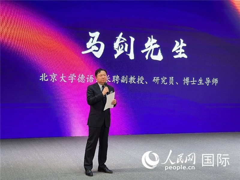 北京大學(xué)德語系長聘副教授馬劍點(diǎn)評學(xué)生表現(xiàn)。（攝影：張麗鷗）