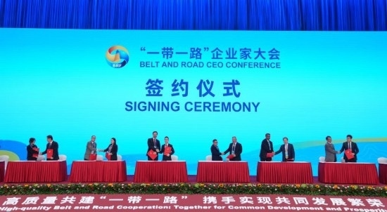 這是10月17日拍攝的簽約儀式現(xiàn)場。當日，“一帶一路”企業(yè)家大會在北京召開。（新華社記者王毓國攝）