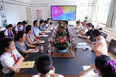 圖⑤：法治宣講結(jié)束后，重慶五中院組織召開座談會，聽取人大代表和朵力小學教師、家長代表對法院未成年人保護工作的意見建議。