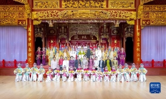  10月18日上午，國家主席習(xí)近平夫人彭麗媛邀請出席第三屆“一帶一路”國際合作高峰論壇的外方領(lǐng)導(dǎo)人夫人參觀中國工藝美術(shù)館（中國非物質(zhì)文化遺產(chǎn)館）。這是彭麗媛同外方領(lǐng)導(dǎo)人夫人與文藝演出演職人員合影。新華社記者 丁林 攝