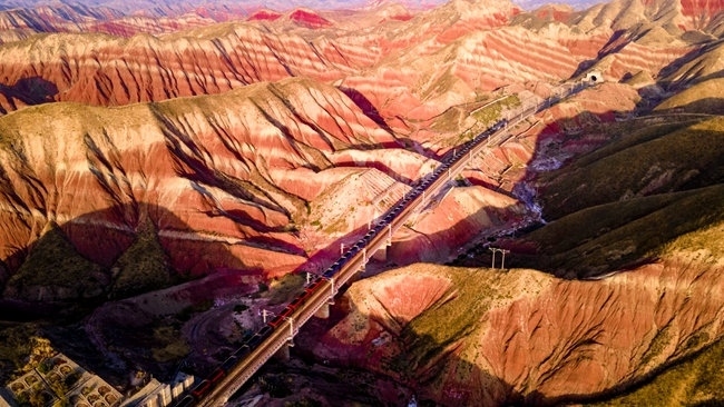 穿越丹霞地貌的火車。蘭州局集團(tuán)公司融媒體中心供圖