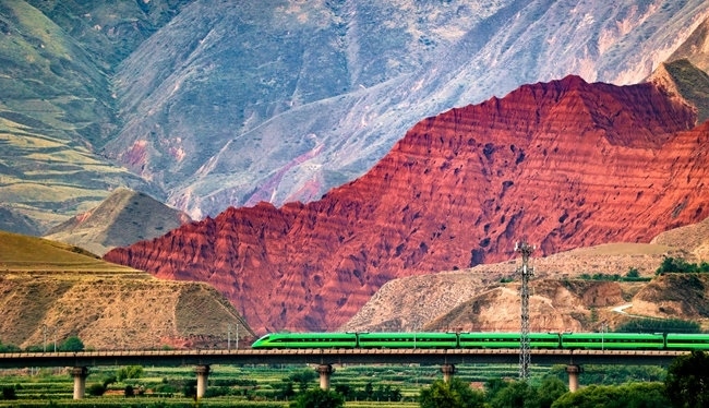 穿越丹霞地貌的火車。蘭州局集團(tuán)公司融媒體中心供圖