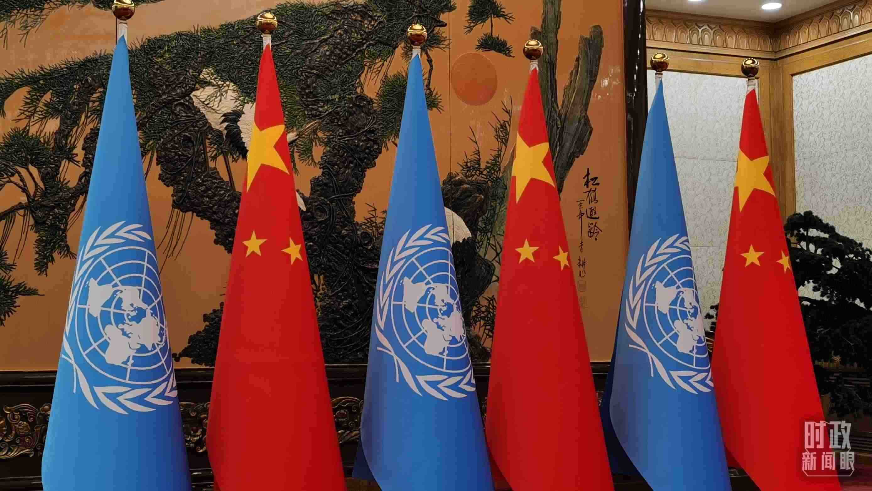 △會(huì)見(jiàn)現(xiàn)場(chǎng)的中國(guó)國(guó)旗和聯(lián)合國(guó)旗。（總臺(tái)央視記者郭鴻拍攝）