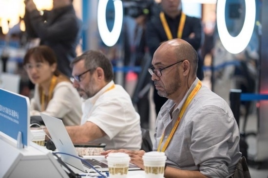 10月17日，記者在“一帶一路”國際合作高峰論壇新聞中心工作。新華社記者 張豪夫 攝