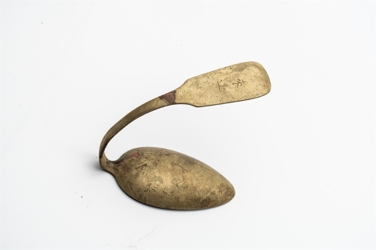 鏨刻“來(lái)遠(yuǎn)”的湯勺。國(guó)家文物局供圖