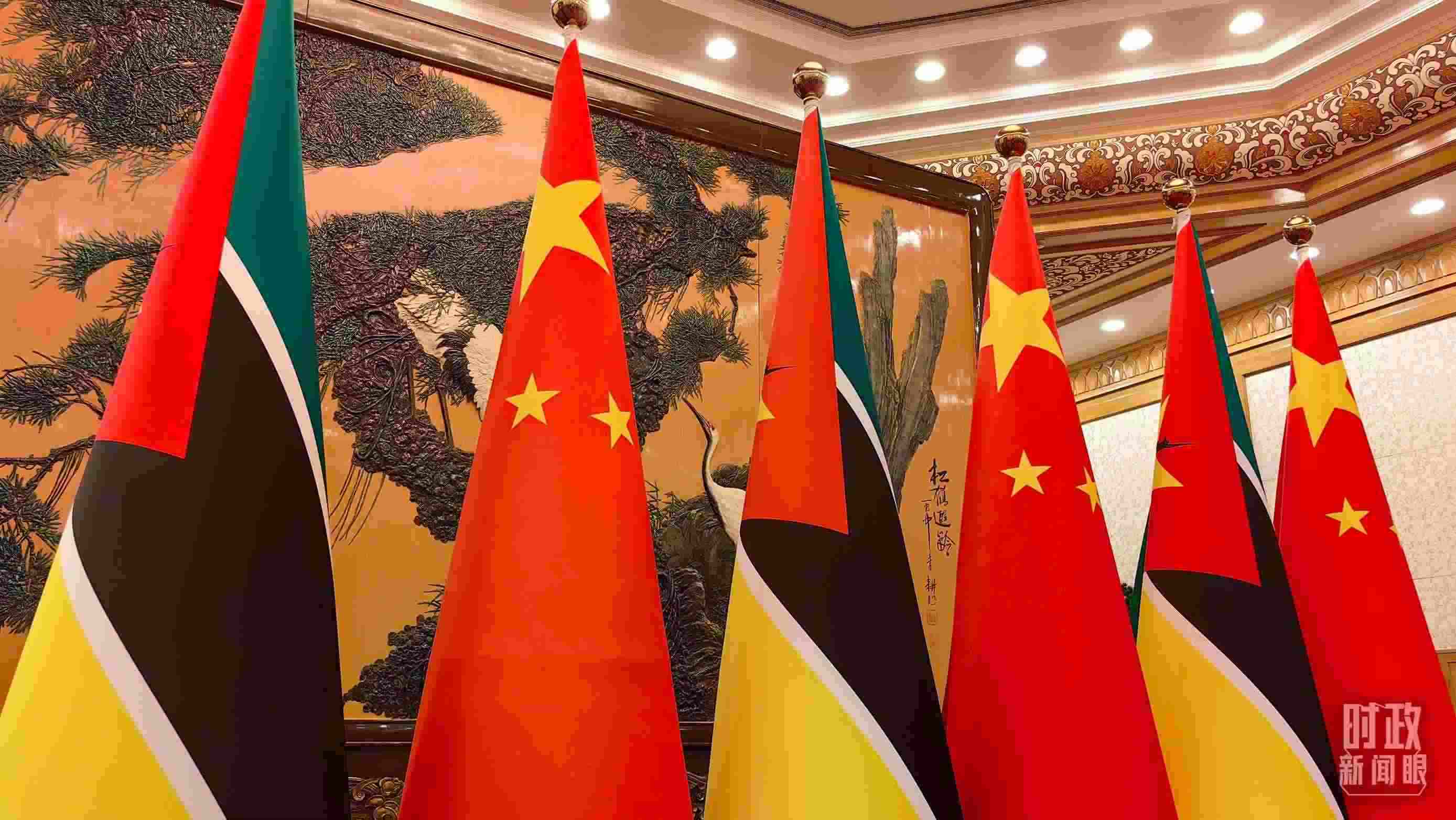 △會見現(xiàn)場，中國、莫桑比克兩國國旗。（總臺央廣記者潘毅拍攝）