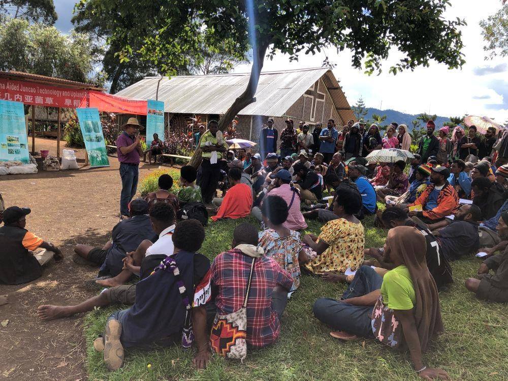 △2020年12月15日，中國(guó)專家在巴布亞新幾內(nèi)亞?wèn)|高地省中國(guó)援助巴新菌草和旱稻技術(shù)項(xiàng)目第9期培訓(xùn)班上授課。