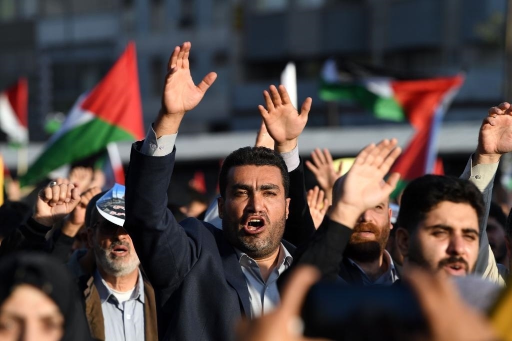 10月18日，人們?cè)谝晾实潞谔m舉行集會(huì)。當(dāng)日，突尼斯、土耳其、伊朗等多國(guó)民眾舉行集會(huì)，表達(dá)對(duì)巴勒斯坦人民的支持，并譴責(zé)針對(duì)加沙城醫(yī)院的襲擊。新華社記者 沙達(dá)提 攝