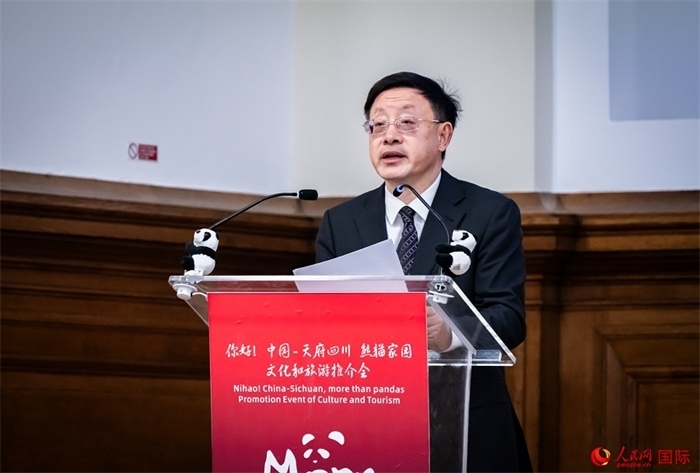 四川省文化和旅游廳廳長(zhǎng)戴允康作文化旅游推介。人民網(wǎng) 郭錦標(biāo)攝
