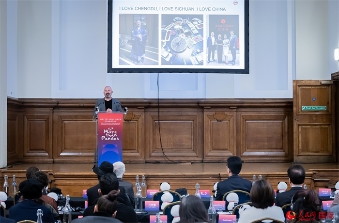 英國(guó)群英創(chuàng)意全球首席執(zhí)行官杰米·撒杰特在現(xiàn)場(chǎng)發(fā)言，分享如何進(jìn)一步提升四川旅游的國(guó)際影響力、吸引更多的英國(guó)游客。人民網(wǎng) 郭錦標(biāo)攝