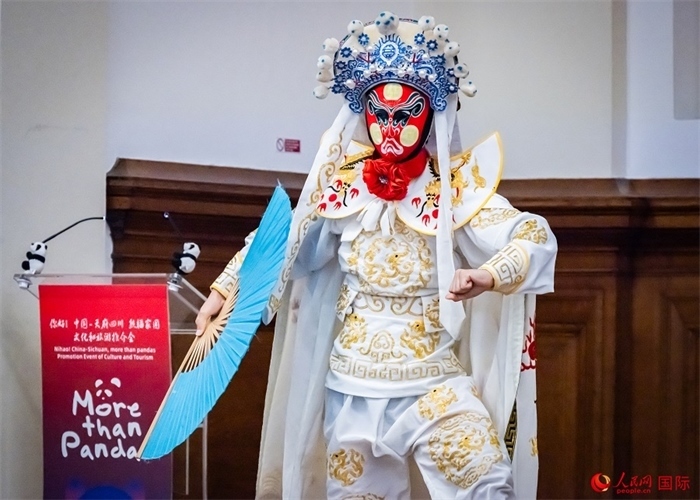 川劇絕活變臉表演。人民網(wǎng) 郭錦標(biāo)攝