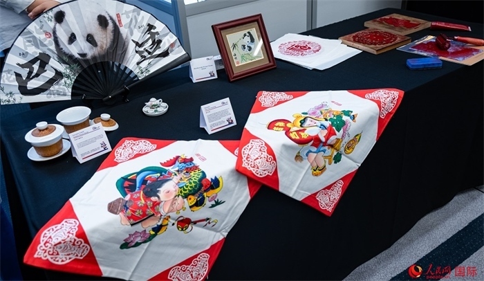 活動(dòng)現(xiàn)場(chǎng)的現(xiàn)場(chǎng)文創(chuàng)展、互動(dòng)體驗(yàn)區(qū)、非遺區(qū)展示。人民網(wǎng) 郭錦標(biāo)攝