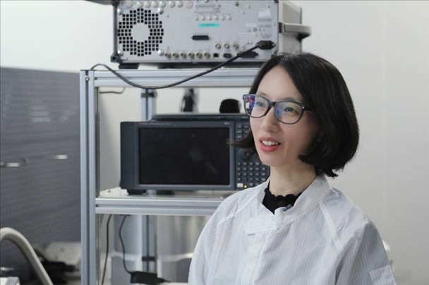 李婧在中國科學(xué)院紫金山天文臺毫米波和亞毫米波技術(shù)實驗室。（受訪者供圖）