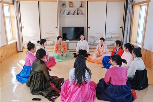 2023年6月，楊麗娜（后中）對擔任民宿管家的光東村村民們進行標準化培訓(xùn)。（新華社記者金津秀攝）