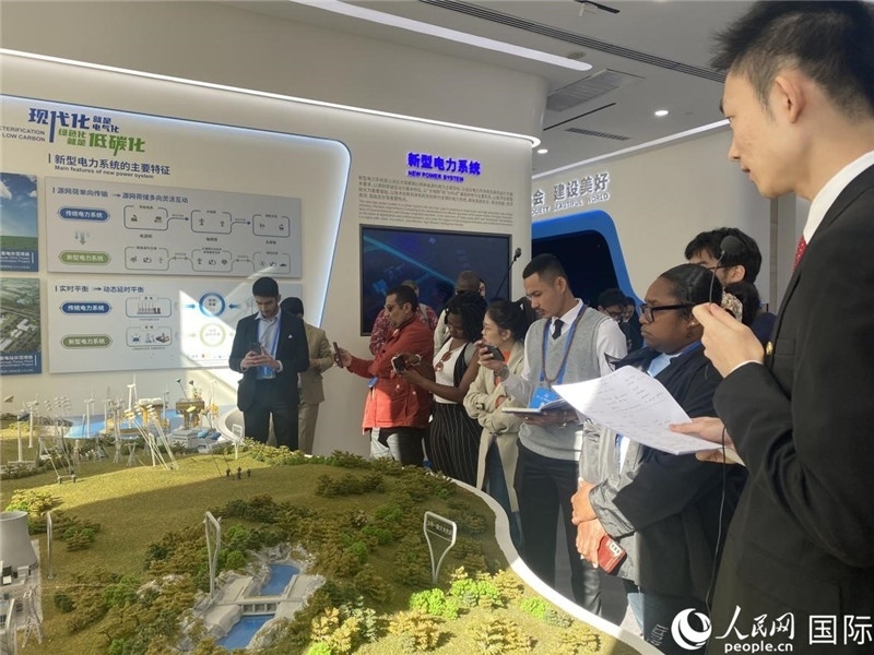 2023“一帶一路”媒體合作論壇聯(lián)合采訪團(tuán)參訪中國(guó)能建。人民網(wǎng)記者 于洋攝