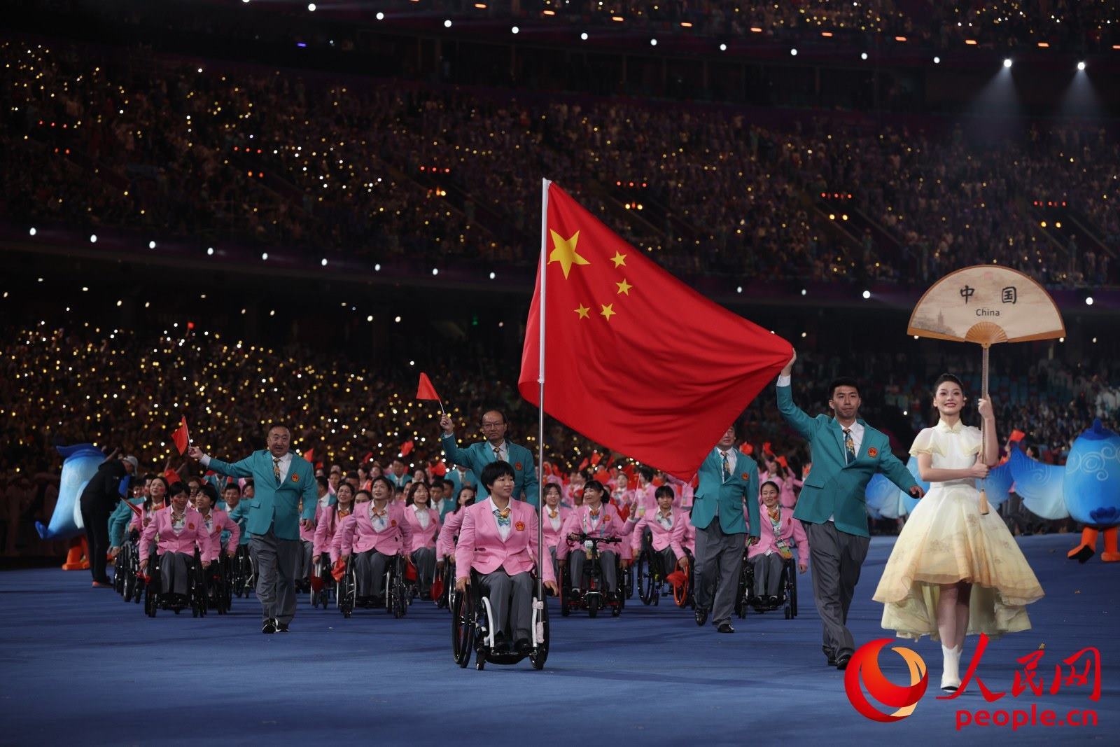 開幕式上，中國體育代表團(tuán)入場。人民網(wǎng) 周靜圓攝