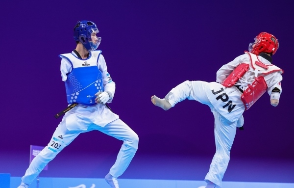 10月23日，杭州第4屆亞殘運(yùn)會(huì)跆拳道男子K44級(jí)58公斤級(jí)銅牌賽舉行。圖為烏茲別克斯坦隊(duì)選手桑賈貝克·穆赫托羅夫(左)和日本隊(duì)選手阿渡健太在比賽中。圖片來源：杭州亞殘組委會(huì)