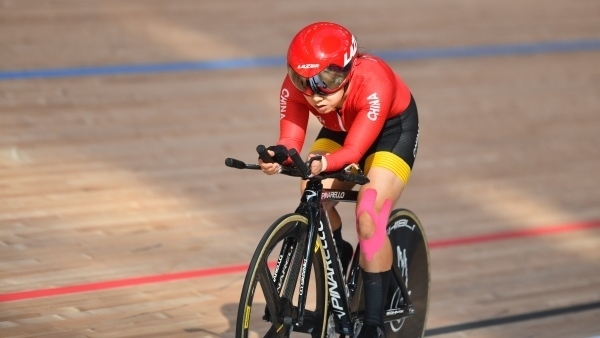 10月23日，杭州第4屆亞殘運(yùn)會(huì)場(chǎng)地自行車女子個(gè)人C4-5級(jí)3000米追逐賽金牌賽舉行。圖為中國(guó)隊(duì)選手季子賢在比賽中。圖片來源：杭州亞殘組委會(huì)