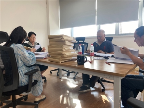 北京交通大學(xué)退休教師田立年與當(dāng)?shù)貛熒谝黄?。校方供圖