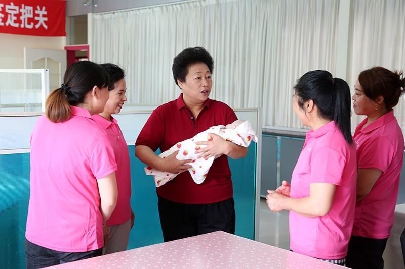 △2021年6月2日，卓長(zhǎng)立（中）指導(dǎo)正在接受培訓(xùn)的家政服務(wù)員。