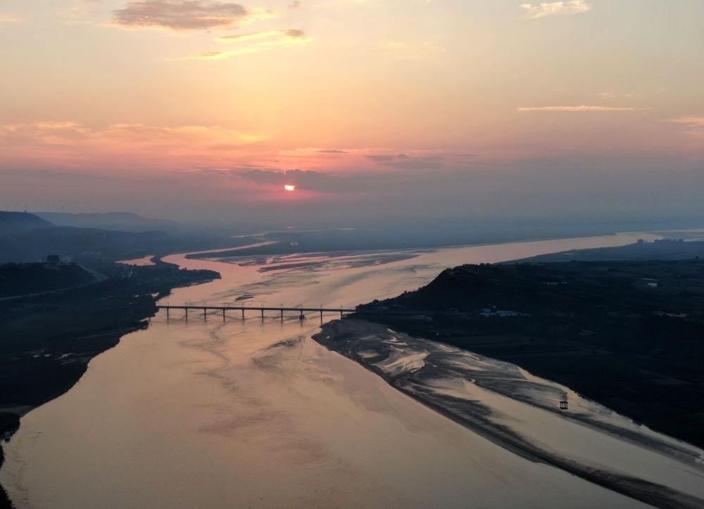  豫陜交界附近拍攝的黃河景色（2020年9月7日攝，無(wú)人機(jī)照片）。新華社記者 郝源 攝