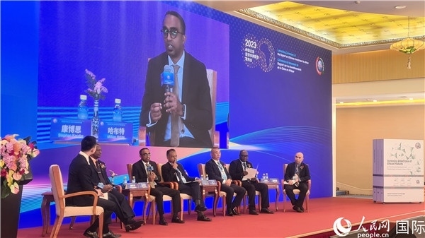 與會(huì)嘉賓展開座談。人民網(wǎng)記者 萬(wàn)宇攝