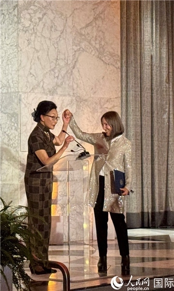 加州副州長康伊蓮為方李邦琴獲獎致辭。人民網(wǎng)記者 鄧圩攝