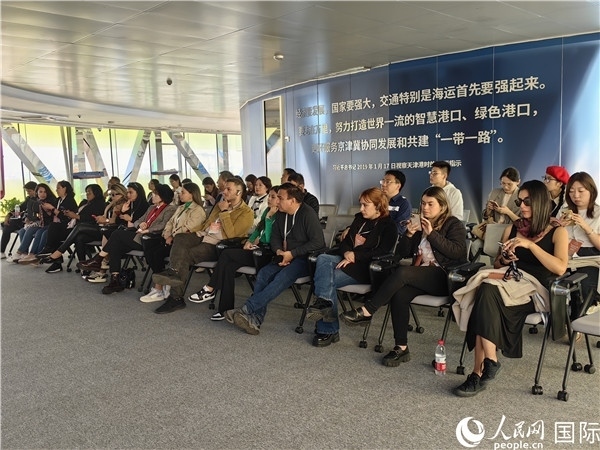 外媒記者探訪(fǎng)天津港北疆港區(qū)C段智能化集裝箱碼頭。人民網(wǎng)記者 符園園攝