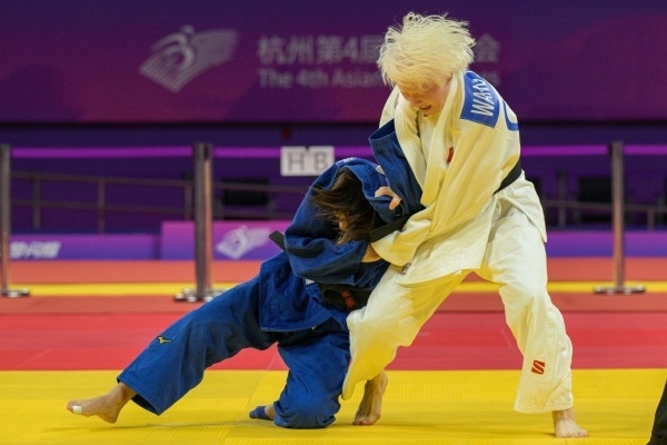 10月24日，杭州第4屆亞殘運會柔道女子J2級57公斤級決賽舉行。圖為中國隊選手王嘉楠（右）和日本隊選手廣瀨順子在比賽中。圖片來源：杭州亞殘組委