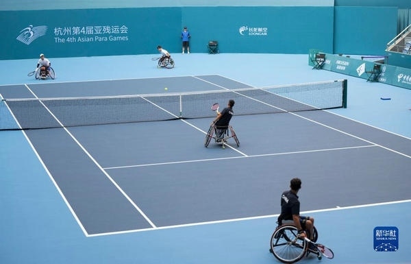10月24日，在杭州第4屆亞殘運會輪椅網(wǎng)球男子雙打1/4決賽中，中國組合董順江/紀珍旭以0比2不敵韓國組合任浩元/韓成奉，無緣半決賽。圖為董順江（右二）/紀珍旭（右一）在比賽中。新華社記者 才揚攝