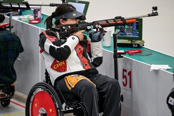 10月23日，杭州第4屆亞殘運會射擊(R2)SH1級女子10米氣步槍立射資格賽舉行。圖為中國隊選手張翠平在比賽中。圖片來源：杭州亞殘組委