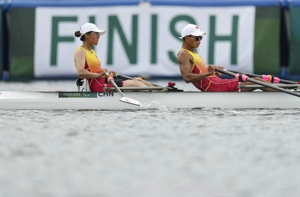 2021年8月29日，在東京殘奧會賽艇項目PR2級混合雙人雙槳決賽中，中國組合劉爽/蔣繼劍獲得銅牌。圖為劉爽（左）/蔣繼劍在比賽中。新華社記者 胡虎虎攝（資料圖）