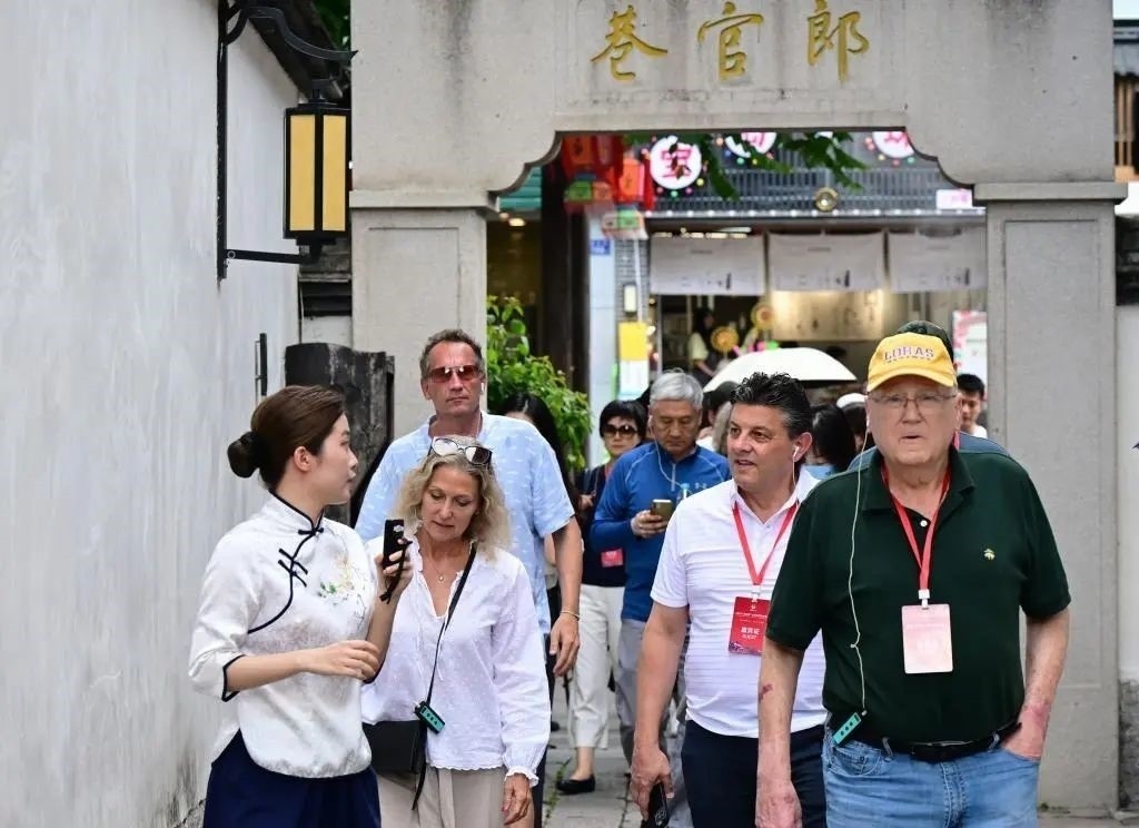 △2023年6月27日，“鼓嶺之友”部分成員和中美各界人士在福建福州南后街三坊七巷參觀訪問(wèn)。