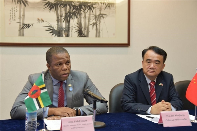 多公共工程部部長(zhǎng)格蘭特（左一）向與會(huì)記者介紹赴華參會(huì)情況。駐多米尼克使館供圖